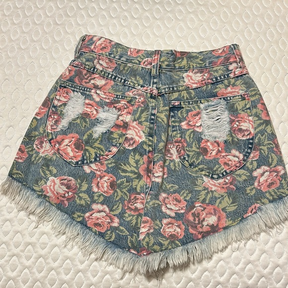 NWT Mumu Blue rose print denim high waist fray shorts - Picture 2 of 3